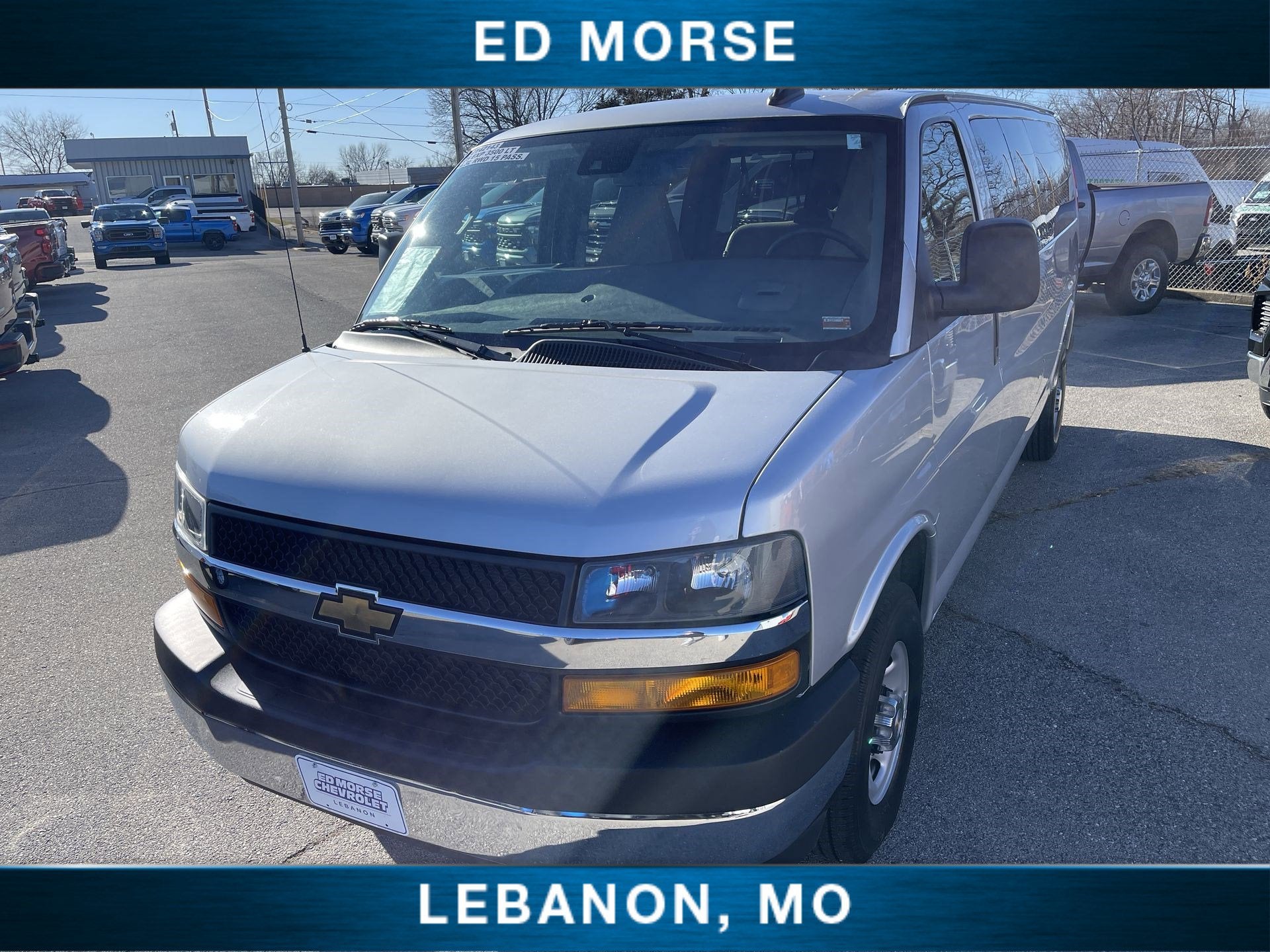 2025 Chevrolet Express Passenger 3500 1LT