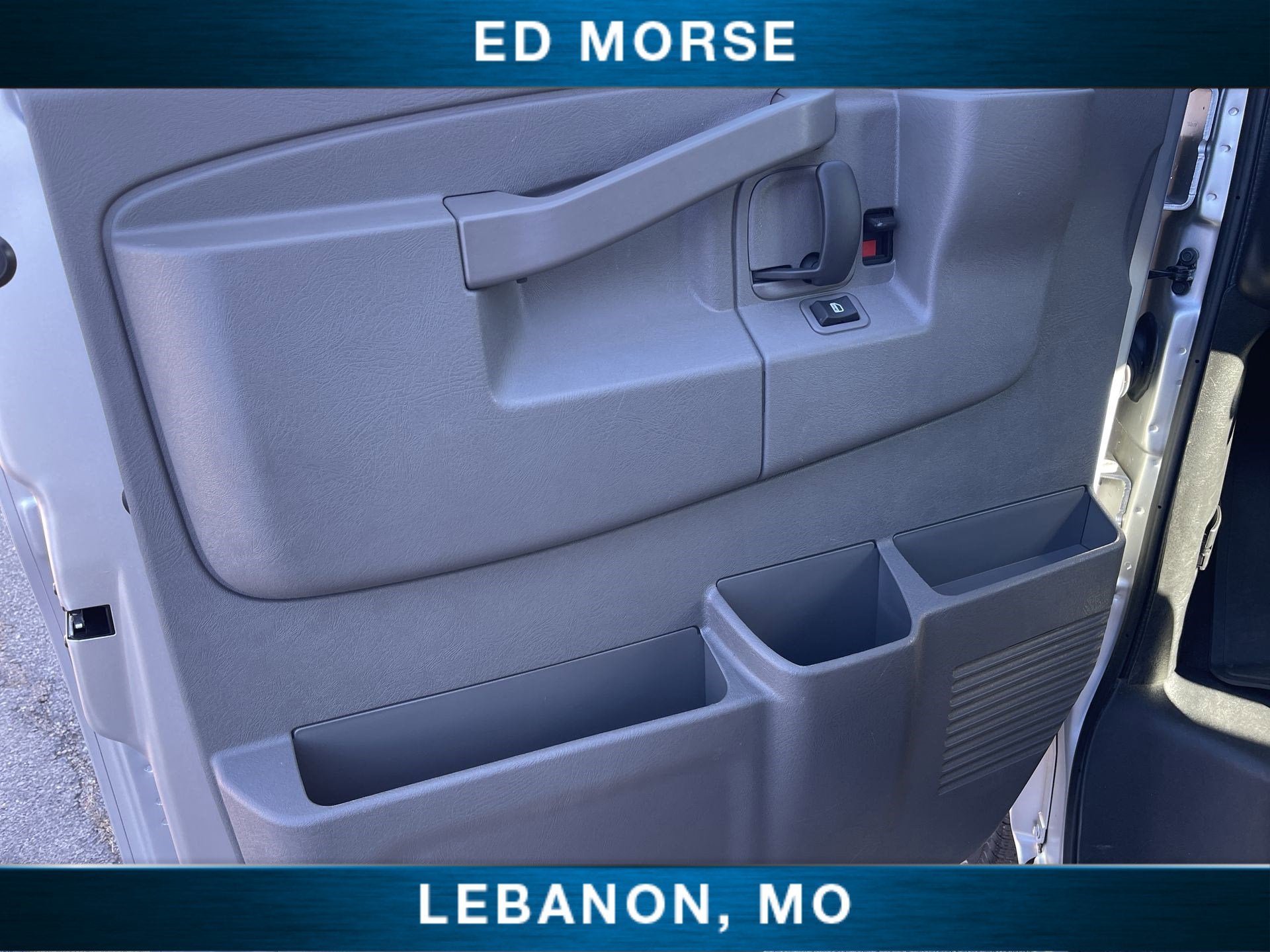 2025 Chevrolet Express Passenger 3500 1LT