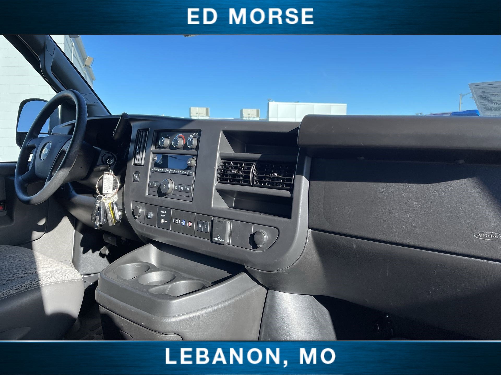 2025 Chevrolet Express Passenger 3500 1LT
