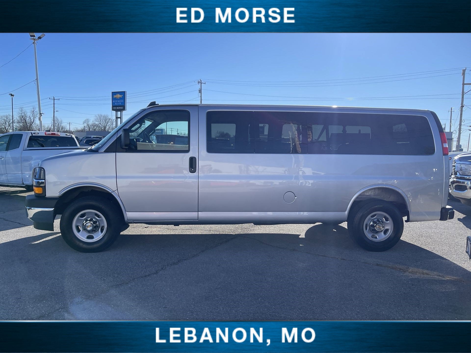 2025 Chevrolet Express Passenger 3500 1LT