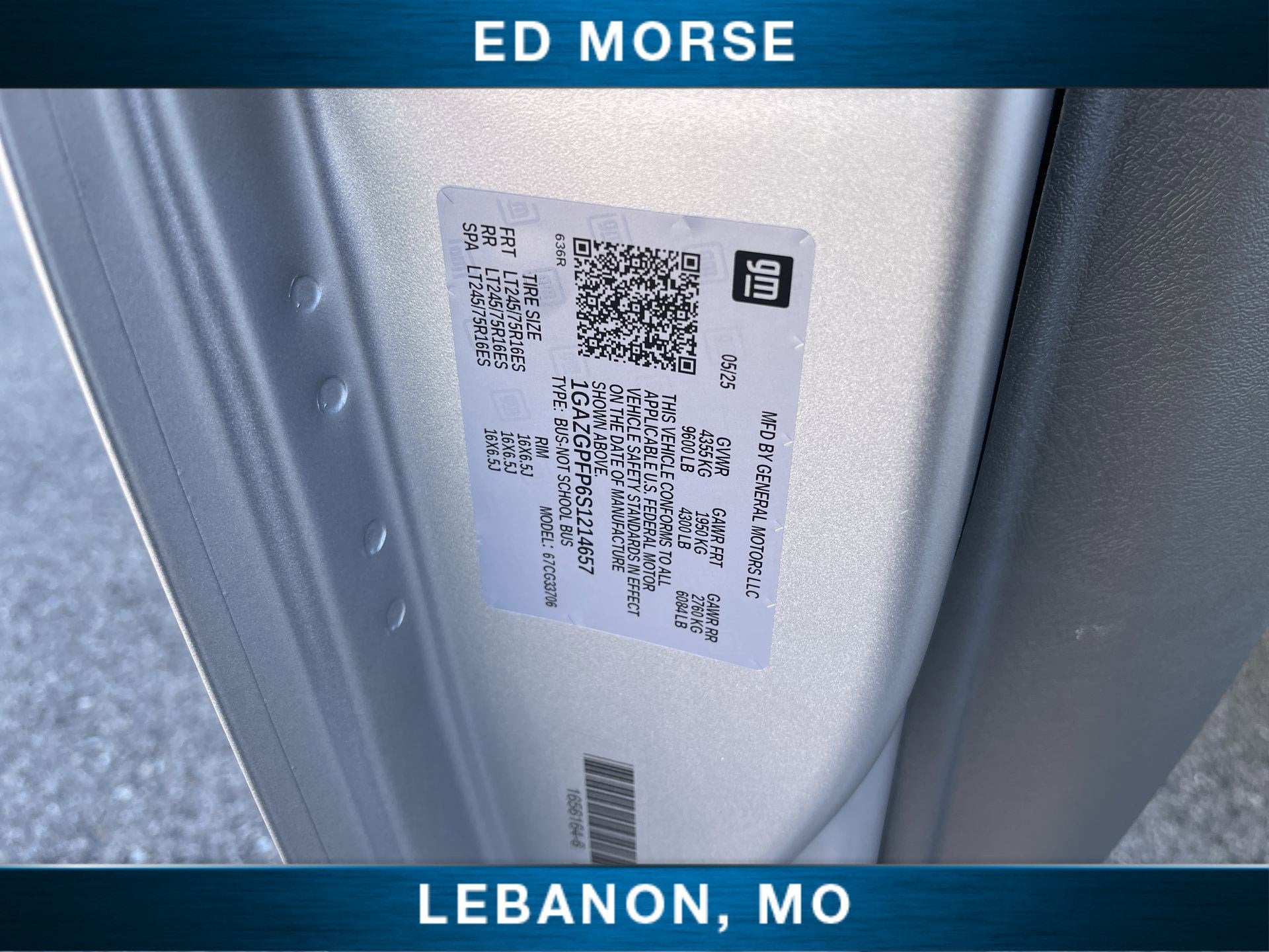 2025 Chevrolet Express Passenger 3500 1LT