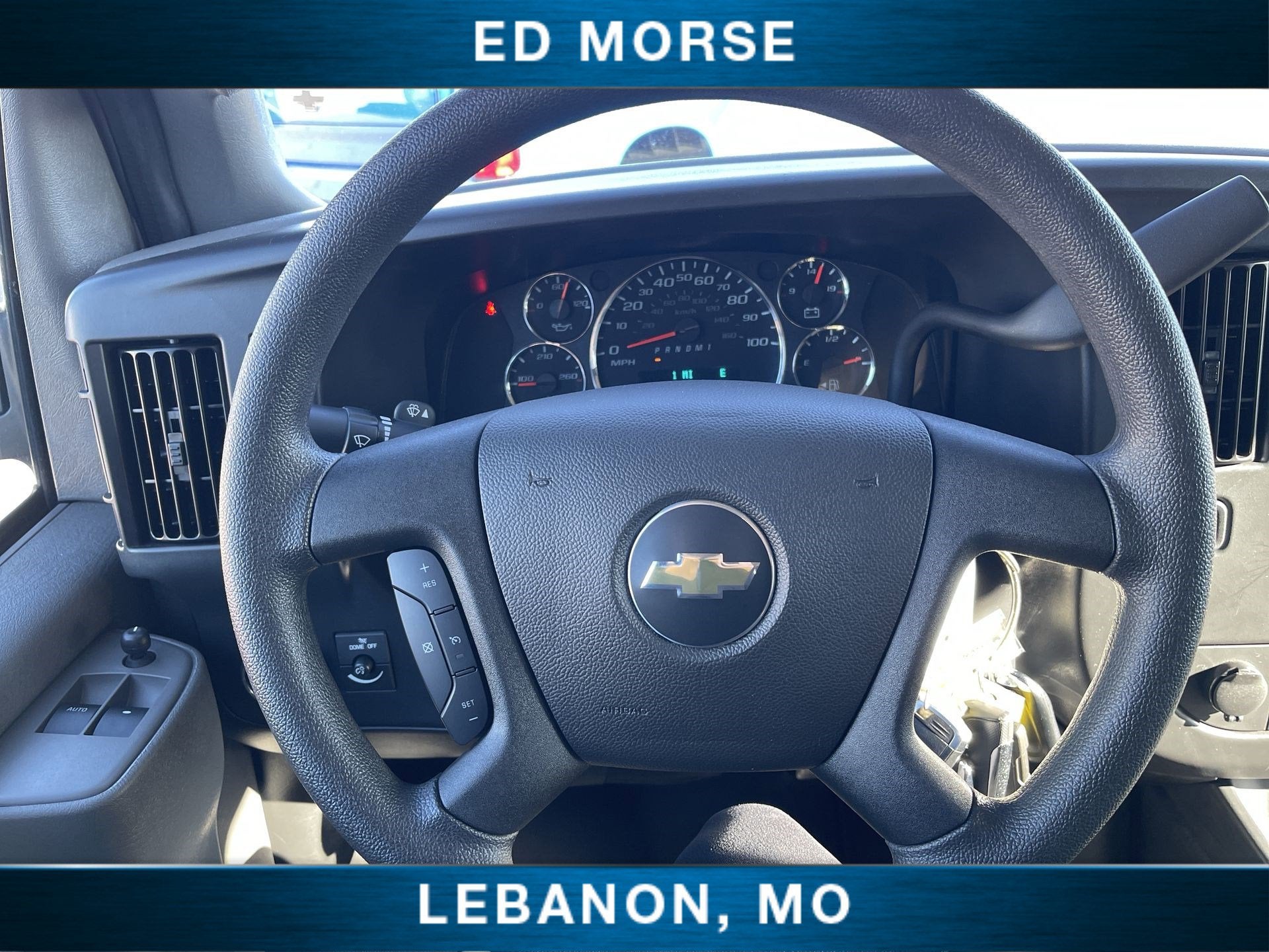 2025 Chevrolet Express Passenger 3500 1LT