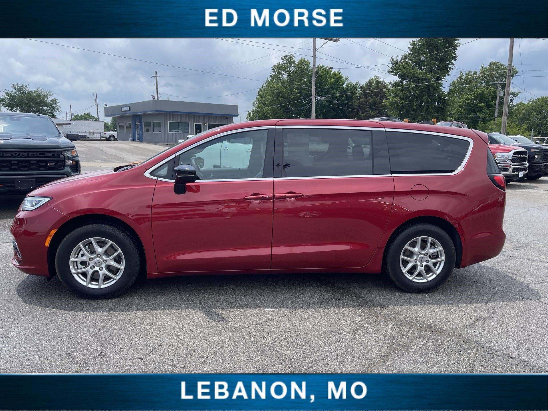 2025 Chrysler Pacifica Select